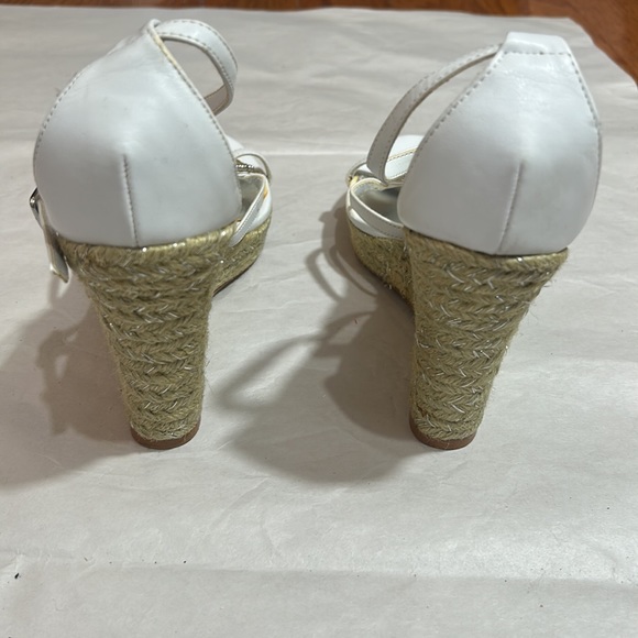 WHITE HOUSE BLACK MARKET RHINSTONED WEDGE SANDALS IN WHITE SIZE 7.5 m - Picture 5 of 7